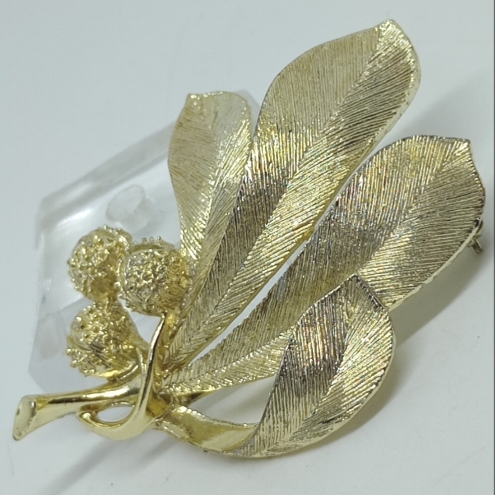* vintage Lisner MCM leaves & berries gold tone pin brooch